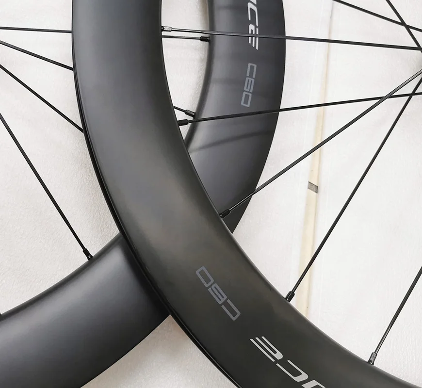 Rueda de carbono 700C perfil medio instalada en bicicleta de carretera